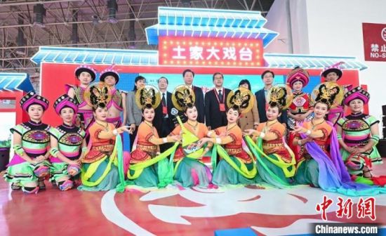 11月26日，“甘肅團(tuán)”在首屆中國(武漢)文化旅游博覽會展區(qū)的“土家大戲臺”，與“湖北團(tuán)”互訪交流?！「拭C省文化和旅游廳供圖