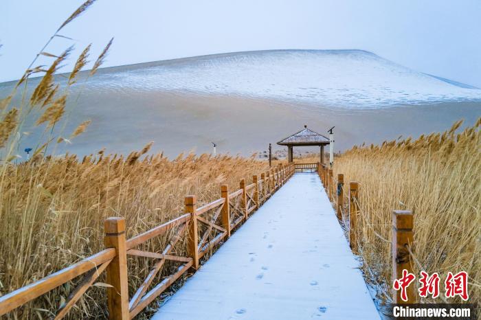2021年11月28日，在敦煌鳴沙山月牙泉景區(qū)，沙雪交融，更顯北國風(fēng)情。　王斌銀 攝