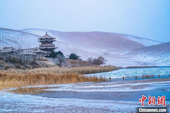 2021年11月28日，雪落鳴沙山月牙泉景區(qū)?！⊥醣筱y 攝