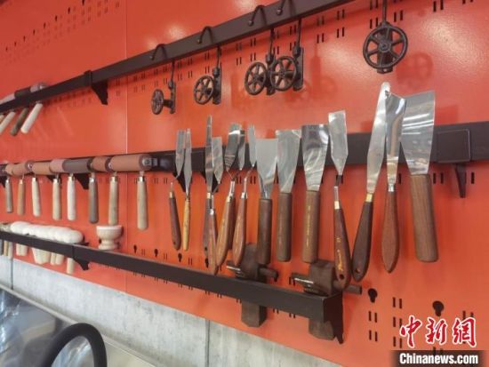 圖為徐晉林制作雕版敦煌壁畫所用工具?！￠Z姣 攝