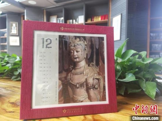 圖為徐晉林制作的敦煌題材的手工書《走進沙漠敦煌——莫高窟與藏書票藝術》，深受讀者喜愛?！￠Z姣 攝