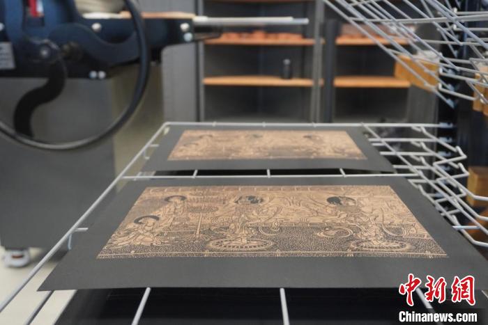 圖為徐晉林工作室制作的雕版敦煌壁畫印刷成品展示。　九美旦增 　攝