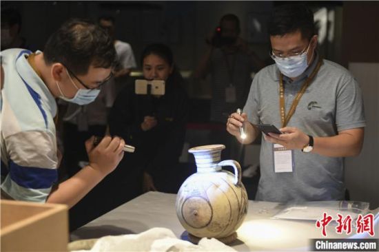 2020年6月，在長沙博物館舉行“從地中海到中國：絲路寶藏——平山郁夫絲綢之路美術館藏文物展”前，專家開箱鑒定文物。中新社記者 楊華峰 攝