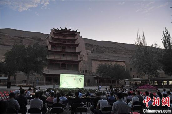 2018年8月，在敦煌莫高窟標志性建筑“九層樓”前，《回顧平山郁夫先生的貢獻》座談會舉行。來自中日兩國的專家、學者共同懷念這位情系敦煌數(shù)十載的繪畫巨匠、中日友好的文化使者、世界文化遺產(chǎn)的守護者。中新社記者 楊艷敏 攝