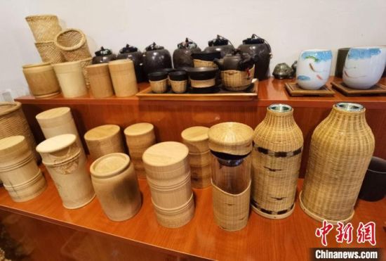 圖為展陳的一件件精致可愛的竹編農(nóng)具工藝品?！●T志軍 攝