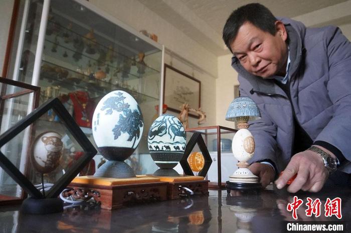 圖為吳義澤展示的最新創(chuàng)作的蛋雕作品?！【琶赖ぴ?攝