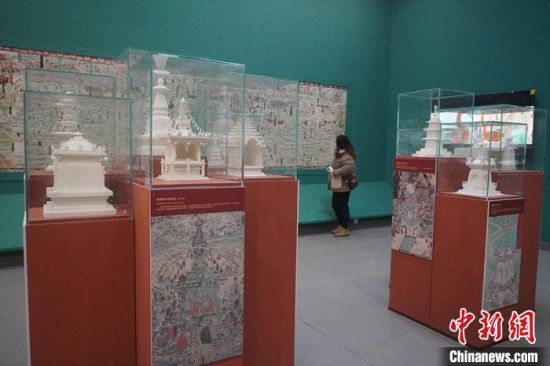 圖為觀眾欣賞數(shù)字復(fù)制壁畫(huà)?！【琶赖┰?攝