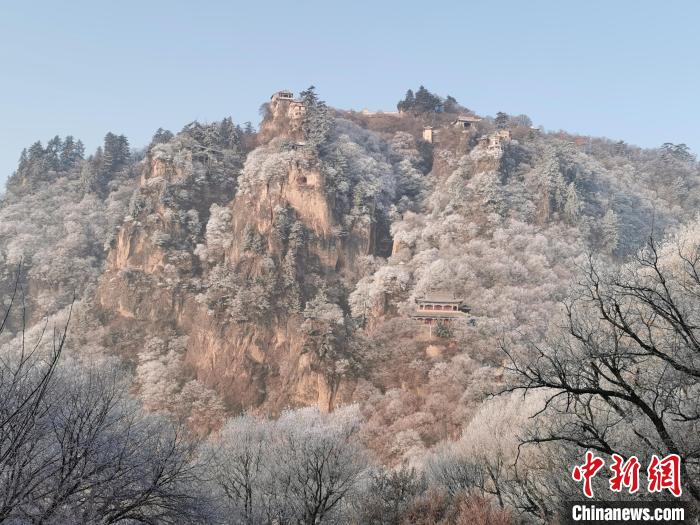 圖為崆峒山霧凇景色。　徐振華 攝