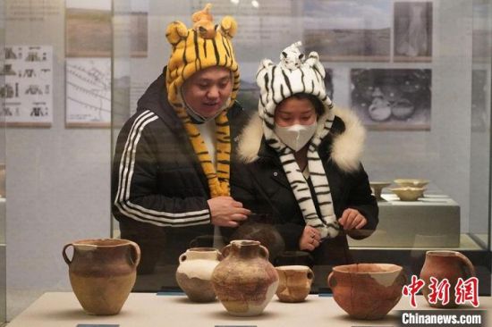 圖為市民戴虎頭帽在博物館內(nèi)參觀。九美旦增 攝