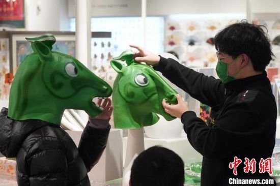 圖為“神馬來了”銅奔馬頭套?！【琶赖┰?攝