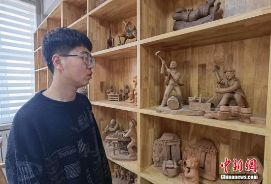 圖為學(xué)生介紹作品。 劉玉桃 攝
