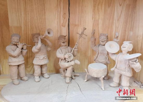 圖為泥塑作品展現(xiàn)人們娛樂場景。 劉玉桃 攝