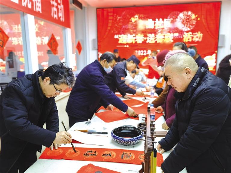 蘭州新區(qū)開展“墨香四溢送春聯(lián)·情暖文曲送祝?！被顒?>
        </a><em>蘭州新區(qū)開展“墨香四溢送春聯(lián)·情暖文曲送祝福”活動</em></li>
    <li><a  target=