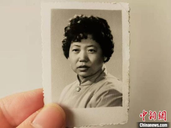 圖為20世紀80年代，蘭州照相館拍攝的人物肖像照，如今仍然有很多人選擇拍攝這樣的照片留作紀念?！⊥跄劣?攝