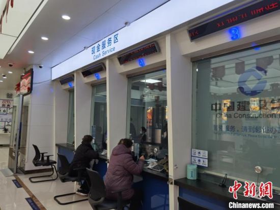 圖為蘭州市民在銀行兌換新鈔?！⌒煅?攝