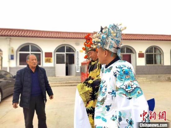 圖為69歲的“苦水高高蹺”國(guó)家級(jí)傳承人巨海全(左一)，叮囑徒弟們高高蹺練習(xí)技巧要領(lǐng)?！￠Z姣 攝