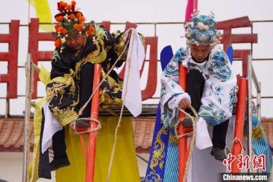 圖為“苦水高高蹺”表演者通過(guò)麻繩將腳固定在腳踏板，并在腿部纏繞六七圈。　九美旦增 攝