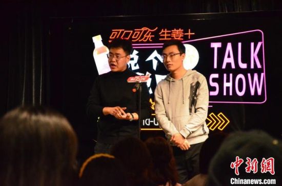 圖為脫口秀演員搭檔表演?！钅?攝