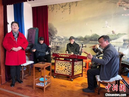 圖為蘭州鼓子表演者王常玉登臺演唱，她是這項入列國家級非物質(zhì)文化遺產(chǎn)的曲藝表演者中，為數(shù)不多的女演員?！堨下?攝