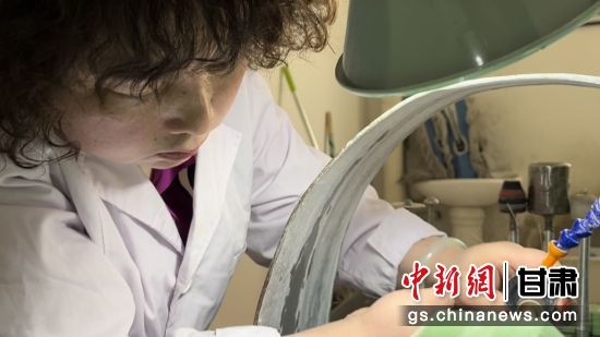 夜光杯制作學(xué)徒謝小琴坦言，雖工作枯燥，但是能夠掌握國(guó)家級(jí)非遺技藝是很自豪的。王牧雨 攝