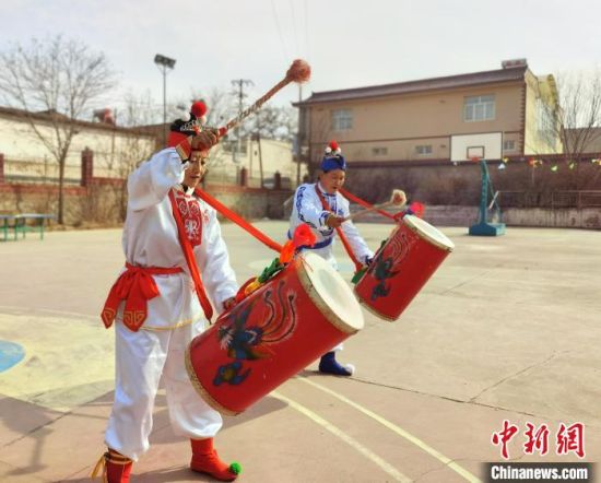 圖為劉玉均(右一)身穿青花服與隊員一起練習(xí)動作?！堟?攝
