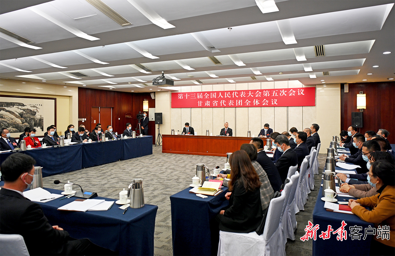 甘肅代表團(tuán)舉行全體會(huì)議，尹弘主持并講話
