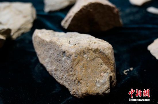 圖為靜寧縣賈河鄉(xiāng)竇坪村出土的石器。 夏劍鋒 攝