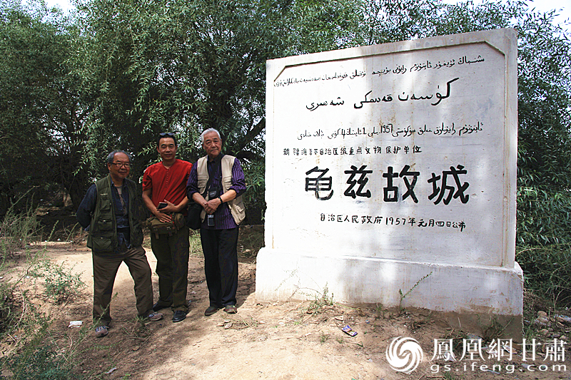 庫車是古代龜茲語，意為“龜茲人的城”，乃絲綢之路重鎮(zhèn)。2016年，蘇朗（右）、文巖（左）等藝術(shù)家前往庫車龜茲故城遺址采風(fēng)。楊文遠(yuǎn) 攝