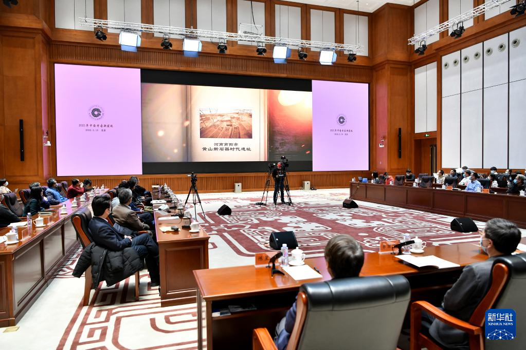 3月18日，在“中國社會科學院考古學論壇·2021年中國考古新發(fā)現(xiàn)”上，參會人員觀看宣傳視頻。