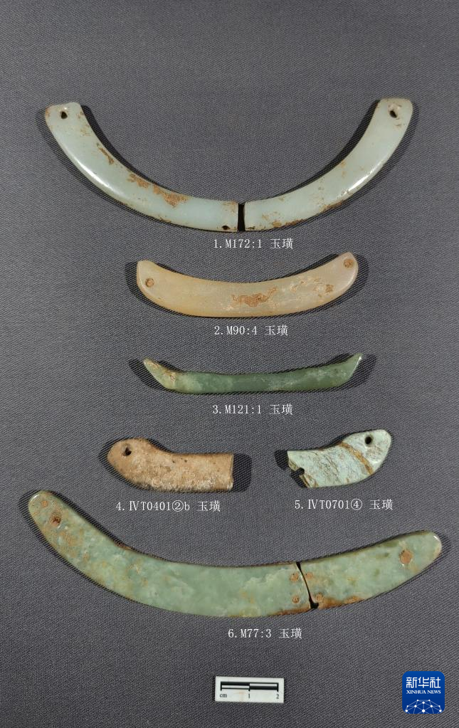 河南南陽市黃山新石器時代遺址出土的屈家?guī)X文化玉璜（資料圖）。