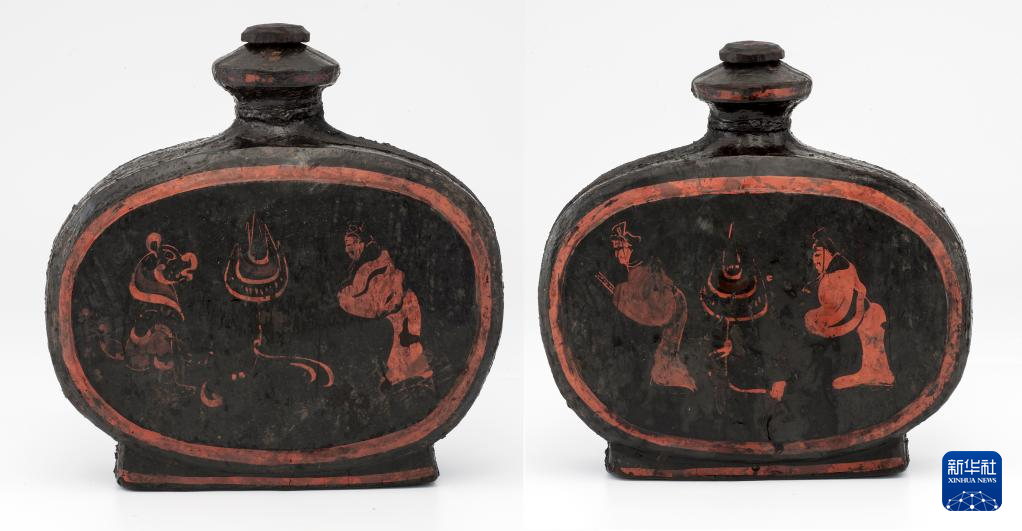 湖北云夢縣鄭家湖戰(zhàn)國秦漢墓地出土扁壺（資料圖）。