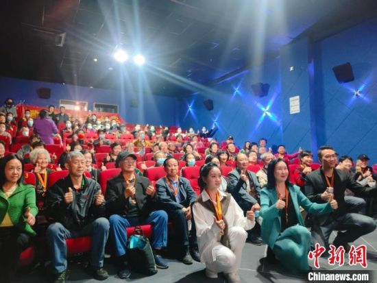 《浴血誓言》主創(chuàng)團隊與到場的紅軍后代合影?！￡愡x斌 攝