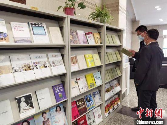 圖為國網(wǎng)甘肅電力黨校的職工書架。　徐雪 攝