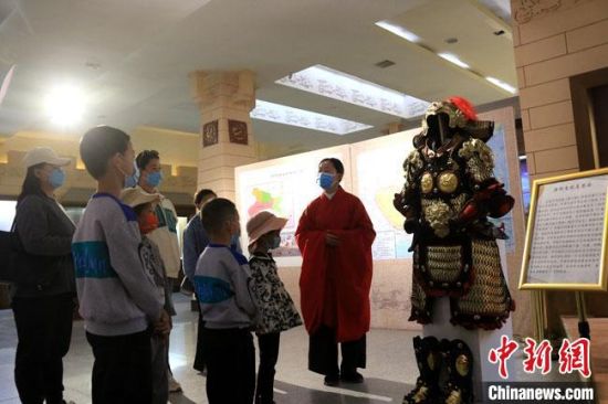 該“唐朝明光鎧”吸引游人圍觀，盡顯中國古代工匠獨(dú)特設(shè)計(jì)和傳統(tǒng)甲胄文化的魅力。　張曉亮 攝
