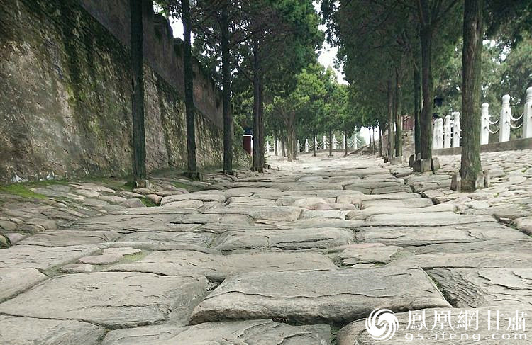 司馬遷祠的山崗下面有一段司馬古道，石條為北宋時(shí)鋪設(shè)，歷經(jīng)800余年的雨水沖刷、風(fēng)化、人走車碾，石條上的車轍印是這里曾經(jīng)繁華的歷史見證，又好像昭示太史公一生的坎坷與悲壯。楊文遠(yuǎn) 攝