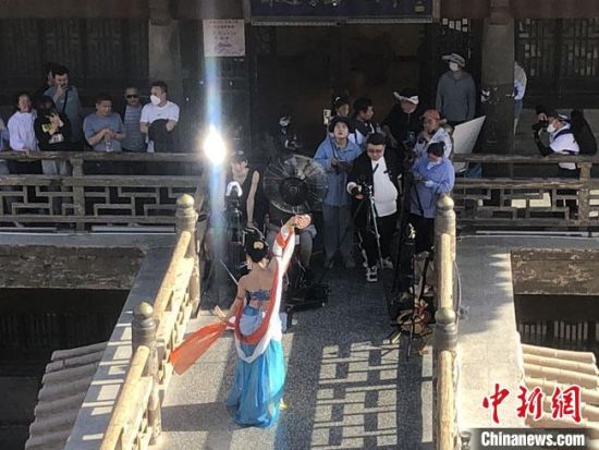 圖為5月以來，“奧大?！敝辈ガF(xiàn)場(chǎng)引游客圍觀?！《鼗褪形麄鞑抗﹫D