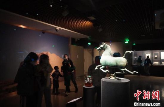 甘肅省博物館展出的“銅奔馬”吸引觀眾拍照留影。