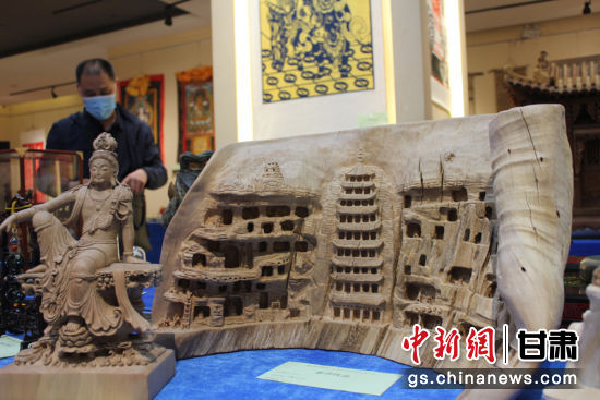 連日來(lái)，甘肅省工藝美術(shù)行業(yè)評(píng)審認(rèn)定工作會(huì)議在蘭州舉行。圖為以敦煌莫高窟為題材的木雕作品《守護(hù)》。徐雪 攝