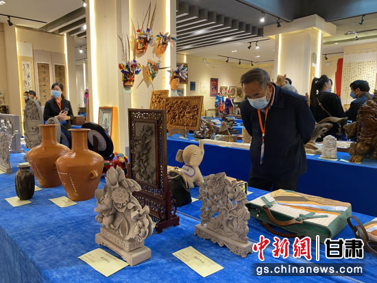 來(lái)自全省的近800件作品進(jìn)入專家評(píng)審環(huán)節(jié)，作品涵蓋雕塑雕刻、漆器、工藝花畫(huà)等多個(gè)類別。徐雪 攝