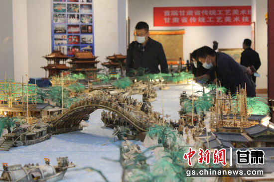 圖為參評(píng)作品牦牛角立體微雕“清明上河圖”。徐雪 攝