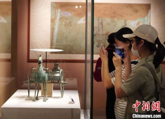 圖為參觀者參觀“大道攸歸：五涼文化展”展陳文物?！【琶赖┰?攝