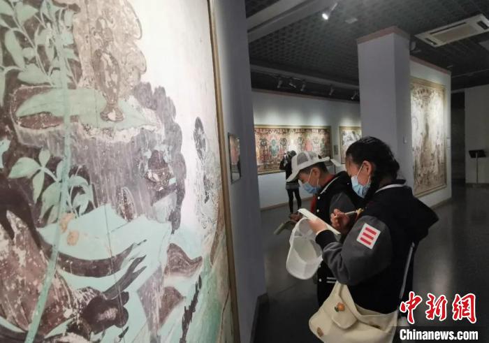 圖為學生參觀敦煌藝術(shù)館。(資料圖) 蘭州大學附屬學校供圖