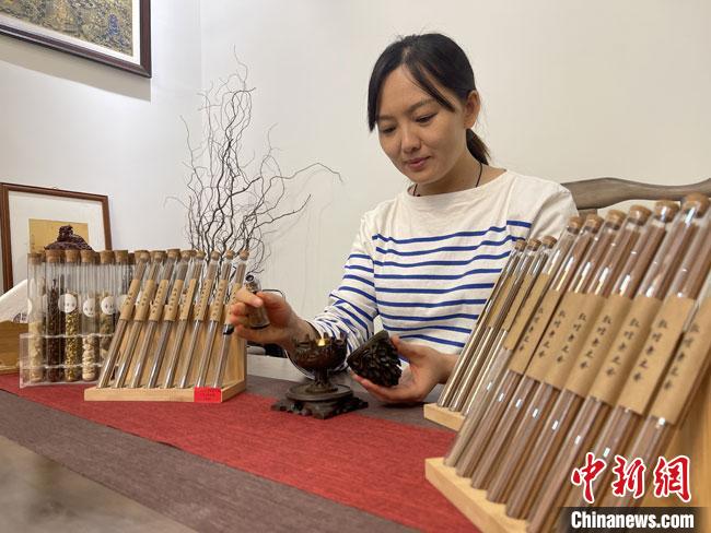 圖為魯雯展示燃香禮儀?！「攥?攝