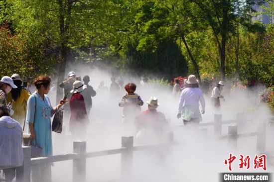 蘭州市寓言故事園化身“瑤池”仙境美景，吸引不少市民前來觀賞、拍照。　九美旦增 攝