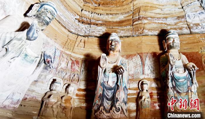 北石窟寺窟內(nèi)造像因受水顯得斑駁?！“瑧c龍 攝