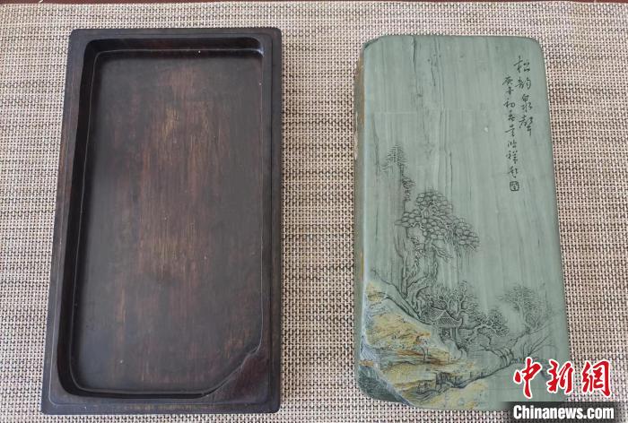 圖為甘肅甘南州洮硯藝人為提升洮硯文化內(nèi)涵，制作“一盒一拓”成品展示。(資料圖) 張婧 攝