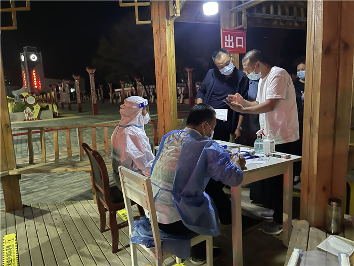 臨夏州紀(jì)委監(jiān)委督查組在廣河縣高速路口監(jiān)督檢查疫情防控措施落實(shí)情況。.jpg