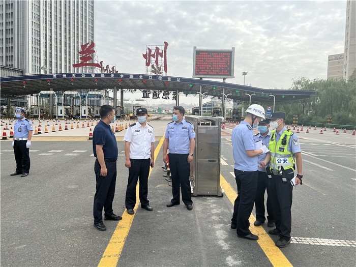 7月13日，蘭州市紀(jì)委監(jiān)委第四監(jiān)督檢查室聯(lián)合市紀(jì)委監(jiān)委派駐市公安局紀(jì)檢監(jiān)察組檢查環(huán)蘭檢查站疫情防控措施落實(shí)情況。.jpg