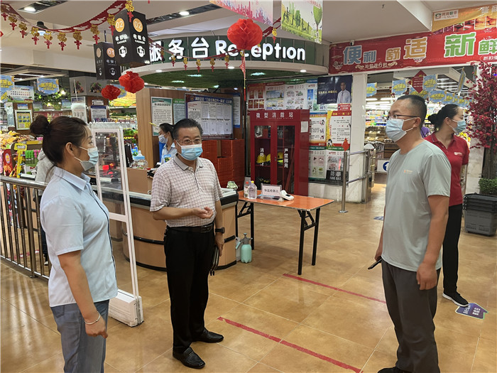 7月15日，酒泉市玉門市疫情防控督查組在隴商聯(lián)華超市監(jiān)督檢查疫情防控措施落實(shí)情況。 .jpg