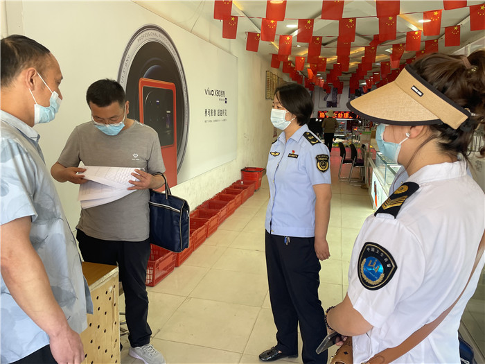 7月20日，定西市漳縣紀(jì)委監(jiān)委駐縣衛(wèi)生健康局紀(jì)檢監(jiān)察組抽調(diào)縣市場監(jiān)管局、衛(wèi)建局工作人員,深入新寺鎮(zhèn)萬家超市查看人員出入登記、環(huán)境消殺等。 蔣湘濤 攝.jpg